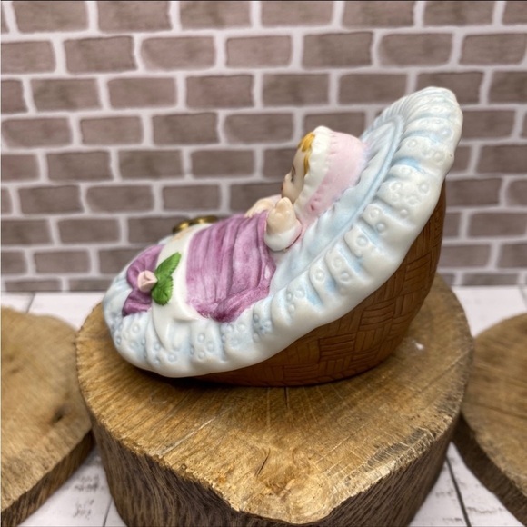 VINTAGE 1983 Baby Girl in Bassinet Enesco Imports Corp - Picture 2 of 6